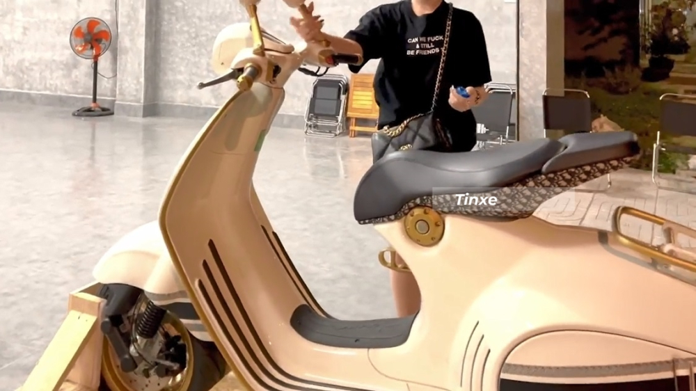 Cụ thể phần y&ecirc;n xe Vespa 946 Christian Dior được bọc da m&agrave;u xanh đen ở ph&iacute;a tr&ecirc;n v&agrave; nửa dưới l&agrave; chất liệu thể hiện của nh&agrave; mốt Christian Dior 