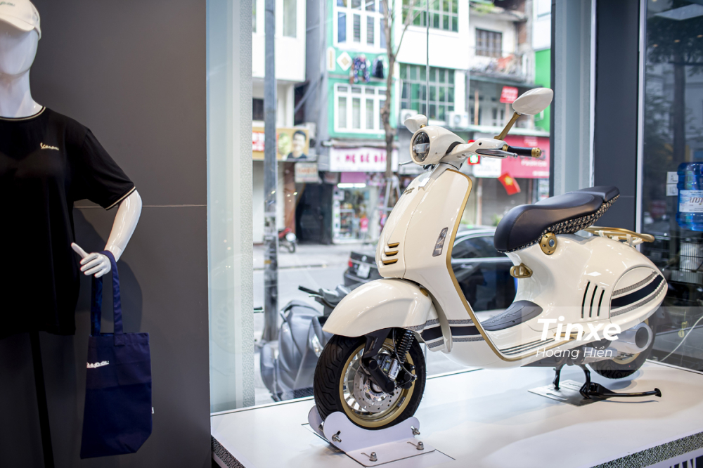 Vespa 946 Christian Dior được điểm xuyết bởi những hoạ tiết sọc ngang chạy theo suốt thân xe. 