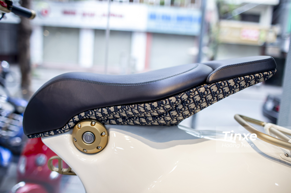 Yên xe của Vespa 946 Christian Dior vẫn rất độc đáo với thiết kế rất riêng của Vespa 946