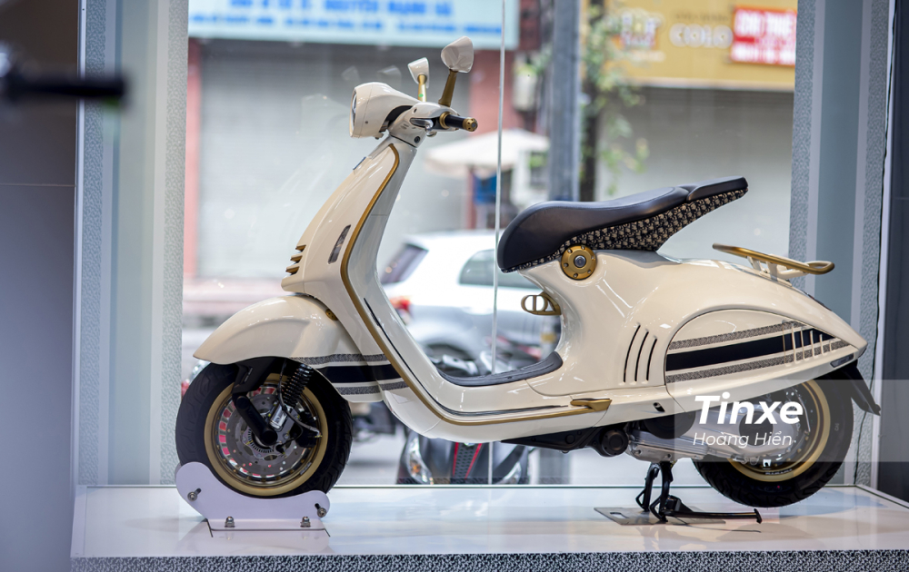 Về tổng quan thiết kế, Vespa 946 Christian Dior vẫn giỡ nguyên những đường nét của mình nhưng đã được bổ sung thêm những chi tiết mang đậm chất Christian Dior.