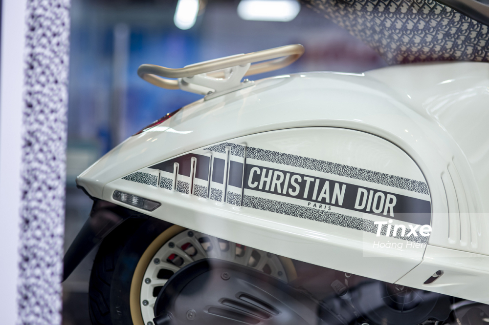 Hông bên phải của xe có logo của thương hiệu Christian Dior.