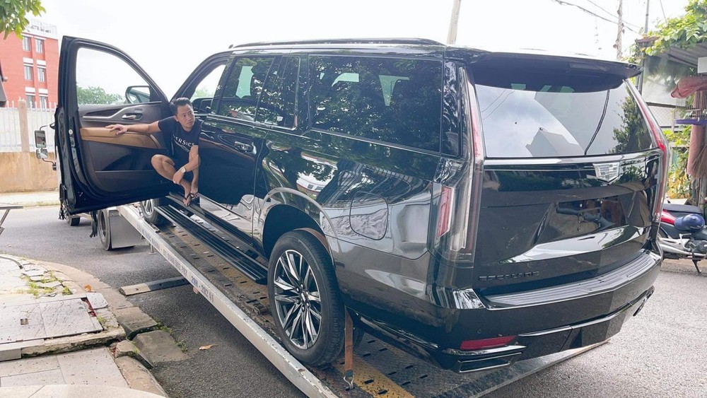 Cadillac Escalade ESV Sport là trùm về độ hao ví mỗi khi Hoàng Kim Khánh đổ đầy bình xăng cho dàn xe Cadillac Escalade ESV Sport là trùm về độ hao ví mỗi khi Hoàng Kim Khánh đổ đầy bình xăng cho dàn xe