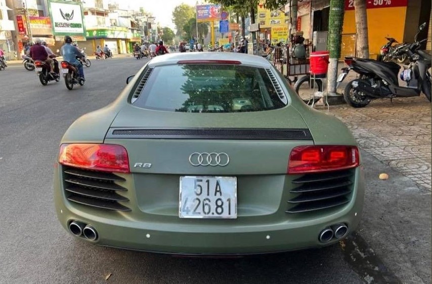 Chiếc xe Audi R8 n&agrave;y được d&aacute;n m&agrave;u xanh nh&aacute;m qu&acirc;n đội