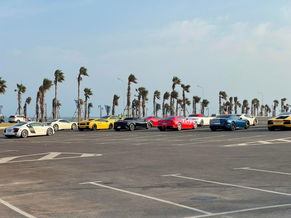 H&agrave;ng thứ 2 từ phải sang bao gồm Lamborghini Aventador LP700-4, Ferrari California T, Ferrari F12 Berlinetta, Lamborghini Gallardo phi&ecirc;n bản LP570-4 Spyder Performante v&agrave; Lamborghini Gallardo ti&ecirc;u chuẩn c&ugrave;ng Ferrari 458 Italia m&agrave;u trắng. Đỗ 1 m&igrave;nh l&agrave; Audi R8