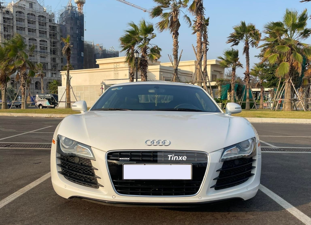1 trong những si&ecirc;u xe Audi R8 đầu ti&ecirc;n về nước cũng được đại gia n&agrave;y mua về sưu tập để nhớ lại thời chơi xe huy ho&agrave;ng c&aacute;ch đ&acirc;y 15 năm