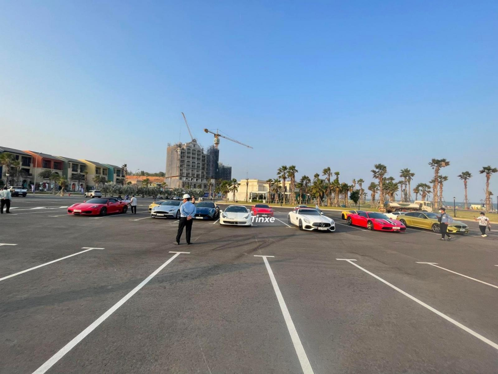 D&agrave;n si&ecirc;u xe với tổng trị gi&aacute; hơn 160 tỷ đồng của đại gia S&agrave;i th&agrave;nh khoe d&aacute;ng tại Phan Thiết, từ tr&aacute;i sang h&agrave;ng đầu ti&ecirc;n l&agrave; Ferrari F430 Spider, Aston Martin Vanquish, Ferrari California T, Ferrari 458 Spider, Mercedes-AMG GT Roadster, Ferrari 458 Speciale v&agrave; BMW M4 Coupe