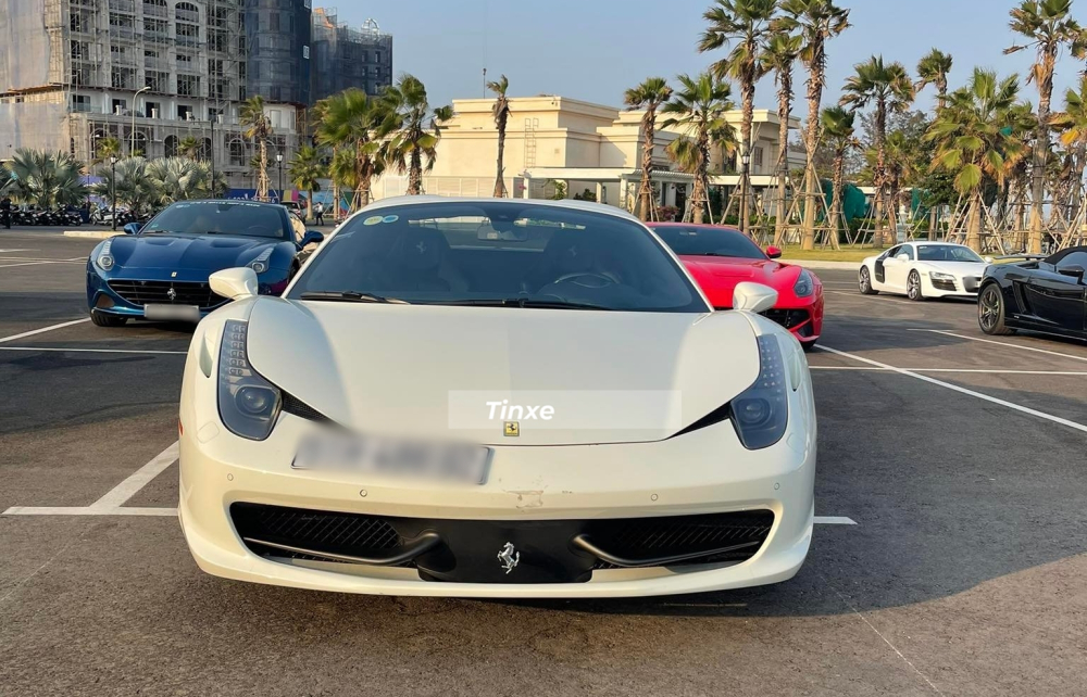 C&ograve;n đ&acirc;y l&agrave; Ferrari 458 Spider, ph&iacute;a sau l&agrave; Ferrari F12 Berlinetta m&agrave;u đỏ v&agrave; Ferrari California T xanh dương