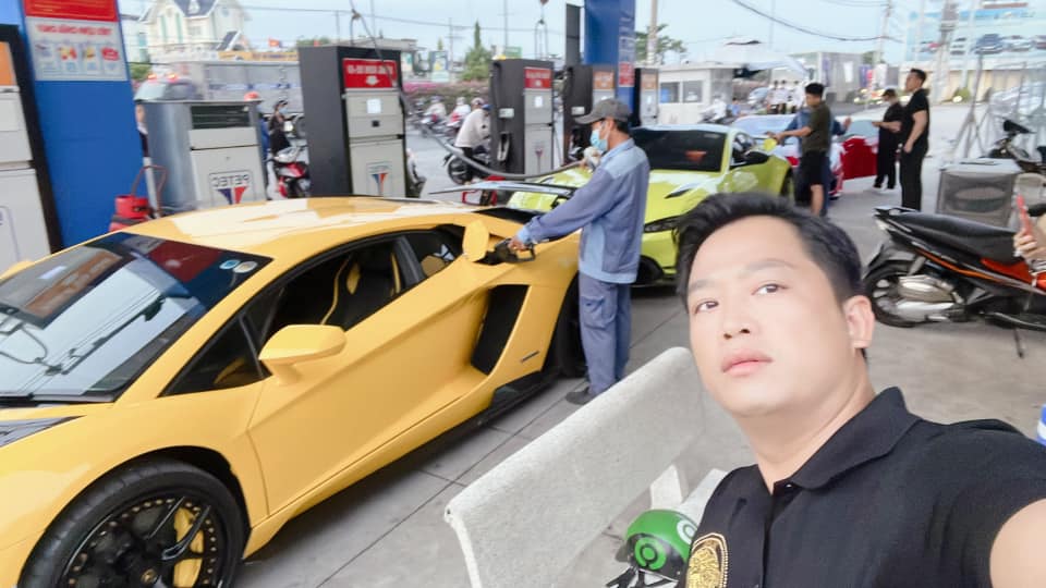 Hoàng Kim Khánh mang 3 siêu xe và xe thể thao hạng sang đi đổ xăng, trong ảnh là Lamborghini Aventador S, Aston Martin V8 Vantage hay Ferrari 488 Pista Spider, tổng chi phí đầy bình cho bộ 3 này khoảng 6,6 triệu đồng Hoàng Kim Khánh mang 3 siêu xe và xe thể thao hạng sang đi đổ xăng, trong ảnh là Lamborghini Aventador S, Aston Martin V8 Vantage hay Ferrari 488 Pista Spider, tổng chi phí đầy bình cho bộ 3 này khoảng 6,6 triệu đồng