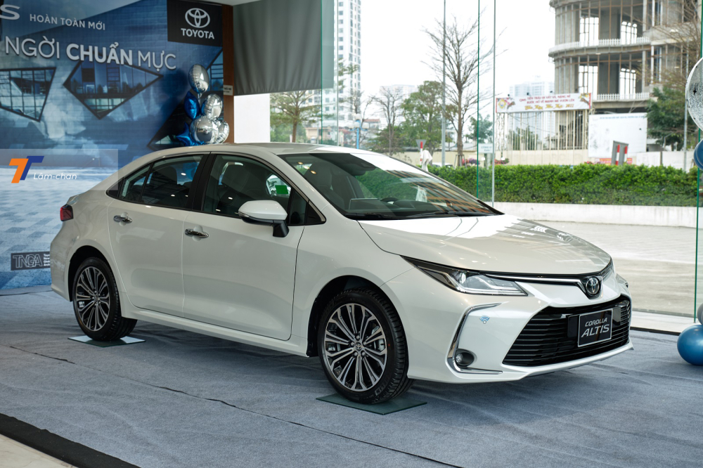 Thiết kế của Toyota Corolla Altis 1.8V 2022 gần như kh&ocirc;ng c&oacute; g&igrave; kh&aacute;c biệt so với bản 1.8HEV, chỉ trừ logo Hybrid v&agrave; những chi tiết m&agrave;u xanh &aacute;m chỉ &ldquo;xe xanh&rdquo;.