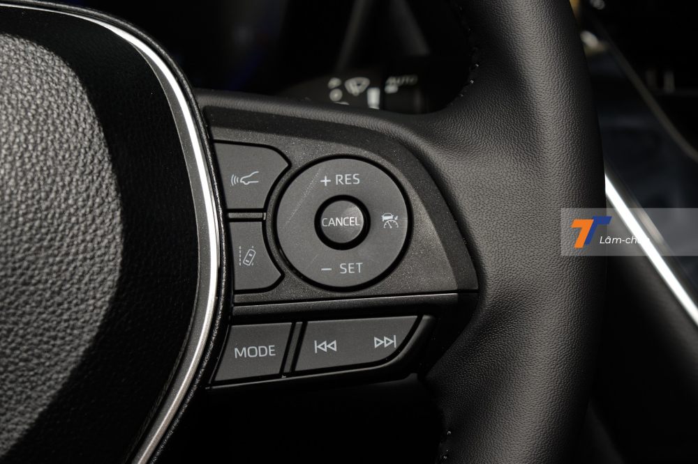 Cụm điều khiển b&ecirc;n phải c&oacute; thể điều khiển một số t&iacute;nh năng thuộc g&oacute;i Toyota Safety Sense 2.0 như hệ thống điều khiển h&agrave;nh tr&igrave;nh th&iacute;ch ứng, cảnh b&aacute;o va chạm trước v&agrave; cảnh b&aacute;o lệch l&agrave;n đường.