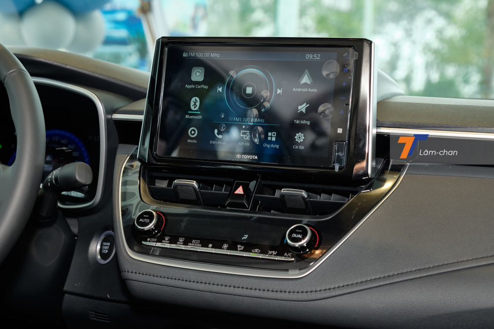 Phi&ecirc;n bản 1.8V của Toyota Corolla Altis 2022 vẫn được trang bị m&agrave;n h&igrave;nh giải tr&iacute; 9 inch c&oacute; kết nối Apple CarPlay kh&ocirc;ng d&acirc;y.