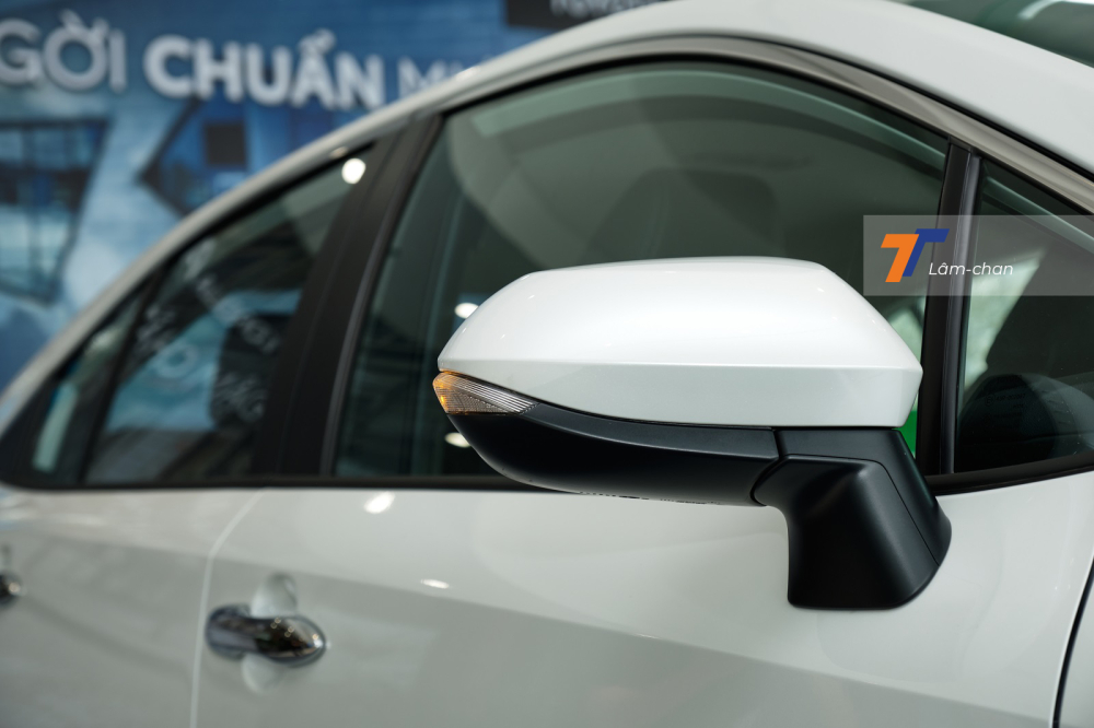 Gương chiếu hậu tr&ecirc;n bản 1.8V của Toyota Corolla Altis 2022 c&oacute; chỉnh/gập điện nhưng kh&ocirc;ng c&oacute; t&iacute;nh năng tự động điều chỉnh khi l&ugrave;i như bản 1.8HEV.