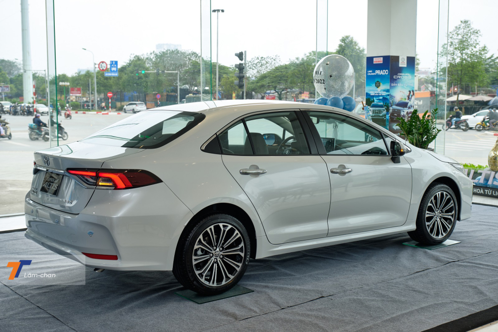 Toyota Corolla Altis 2022 c&oacute; k&iacute;ch thước tổng thể (D x R x C) l&agrave; 4.630 x 1.780 x 1.435 mm nhưng khoảng s&aacute;ng gầm của bản 1.8V chỉ l&agrave; 128 mm, thấp hơn bản 1.8HEV.