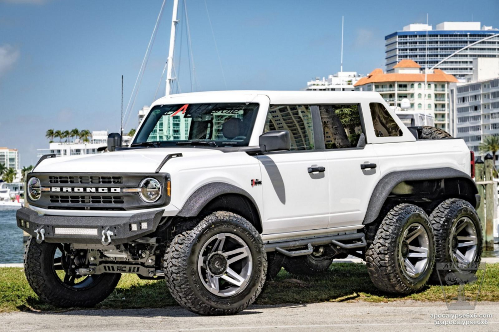 Phía trước của Ford Bronco 6x6 Dark Horse