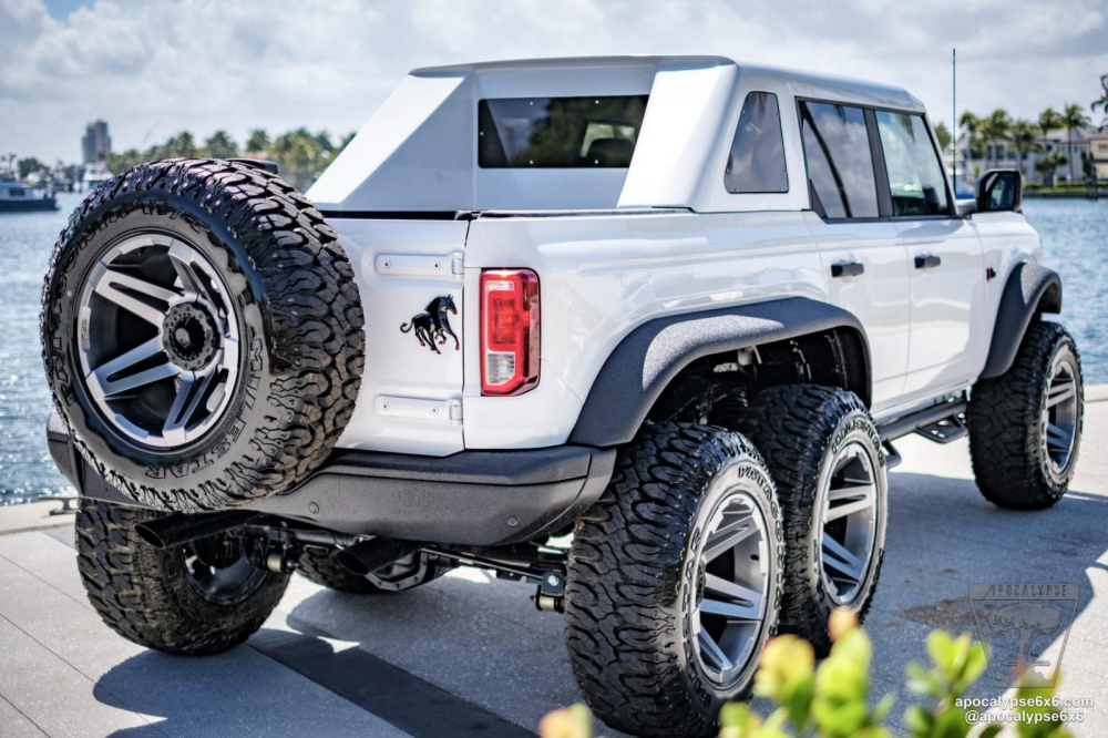 Phía sau của Ford Bronco 6x6 Dark Horse