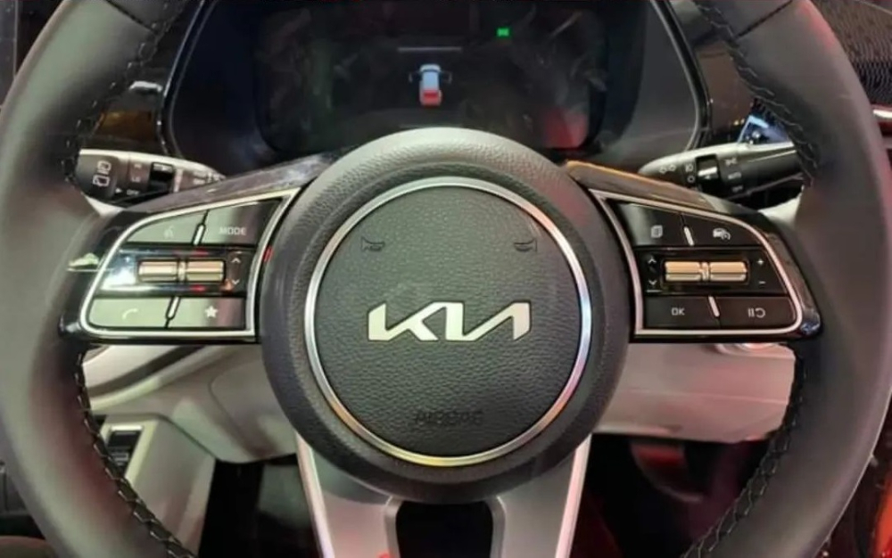 Vô lăng và bảng đồng hồ kỹ thuật số của Kia Carens 2022