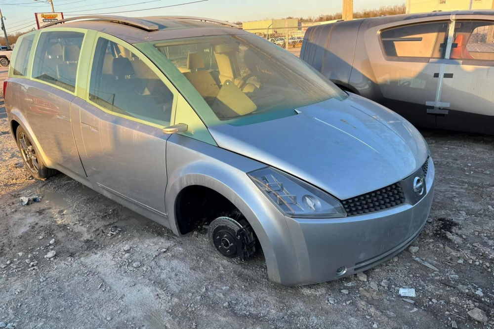 Chiếc Nissan Quest bị mất bánh trước
