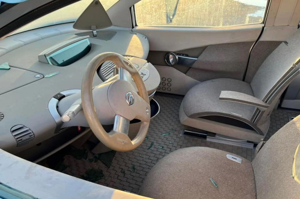 Bên trong chiếc Nissan Quest có nhiều mảnh kính vỡ