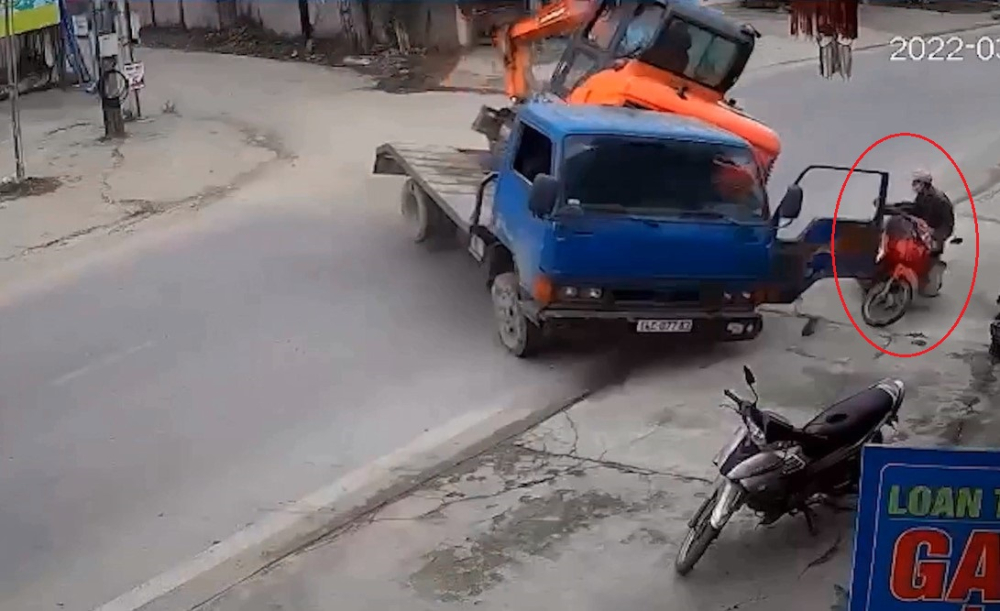 Người đàn ông đi xe máy không kịp chạy thoát, bị xe cẩu trên ô tô tải đổ trúng và tử vong