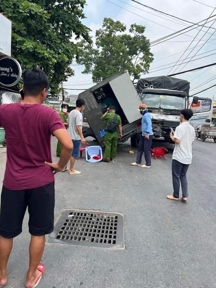 Cả hai chiếc ô tô đều bị hư hỏng sau vụ tai nạn