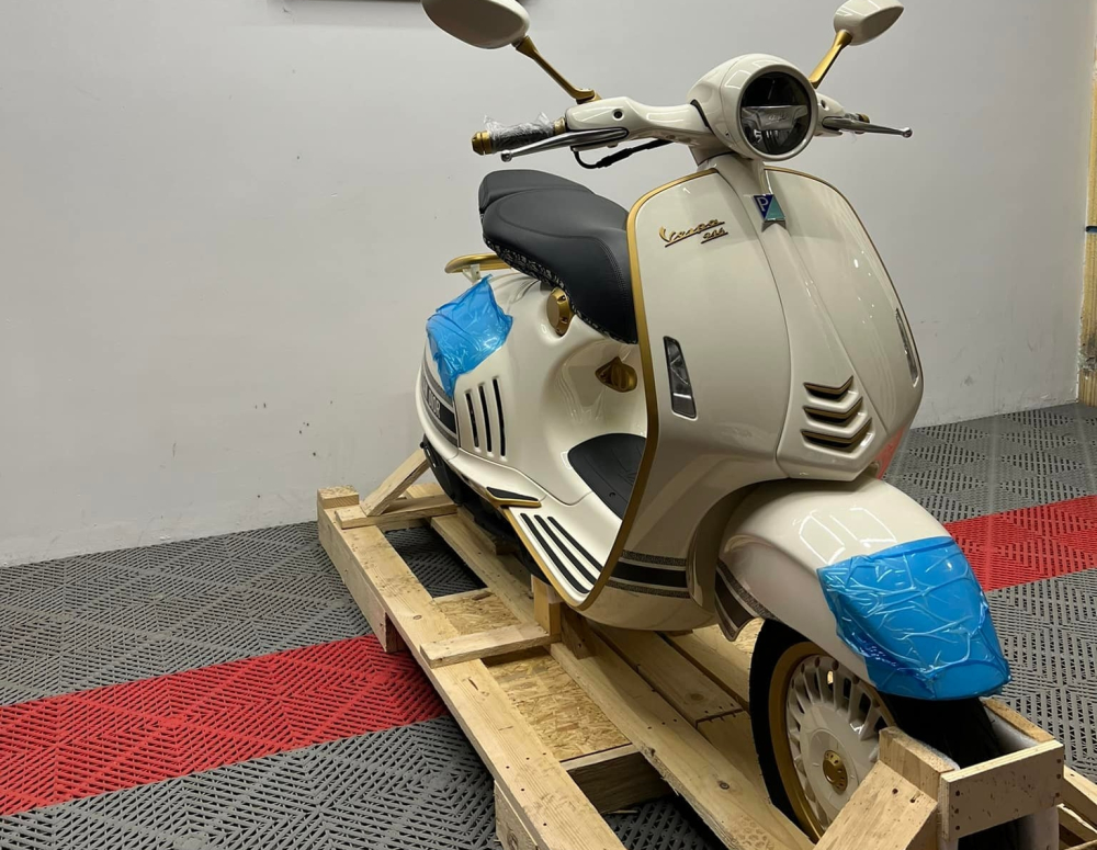 Dân buôn đẩy giá xe Vespa 946 Christian Dior gần 1,3 tỷ đồng, chênh lệch có thể mua được cả Hyundai Accent
