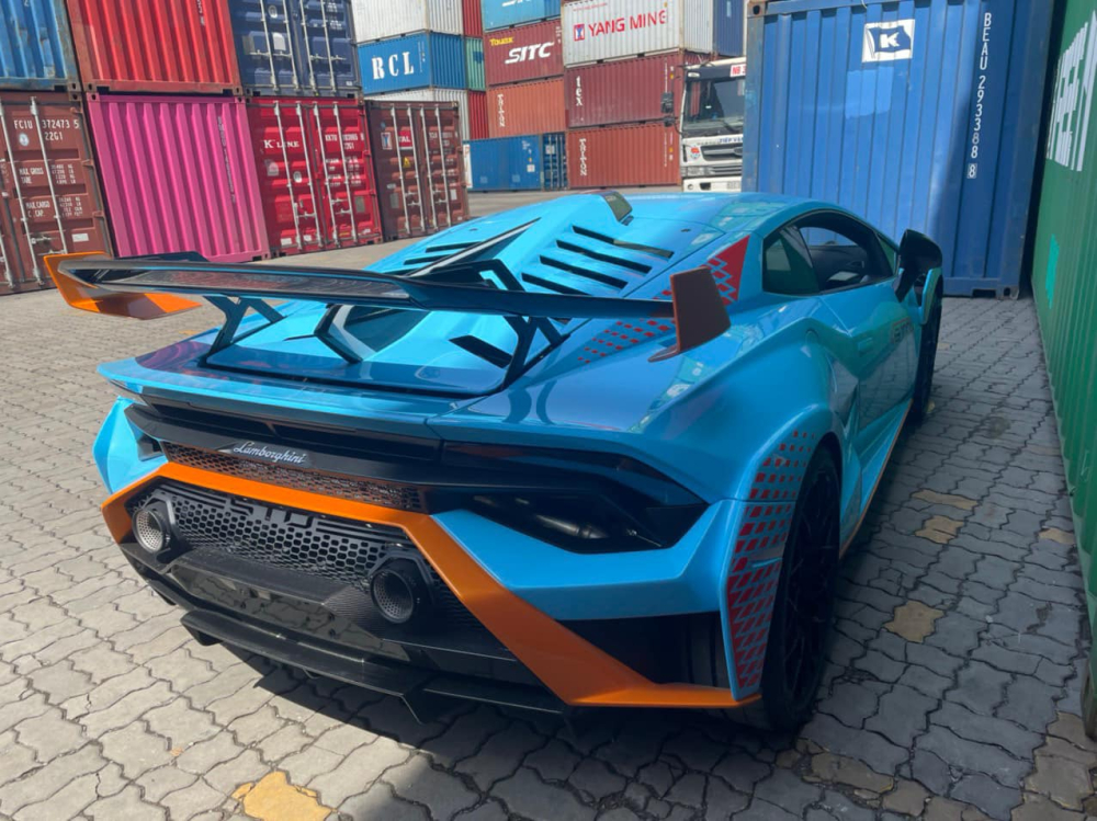 Hình ảnh xe Lamborghini Huracan STO độc nhất Việt Nam lúc mới về nước Hình ảnh xe Lamborghini Huracan STO độc nhất Việt Nam lúc mới về nước