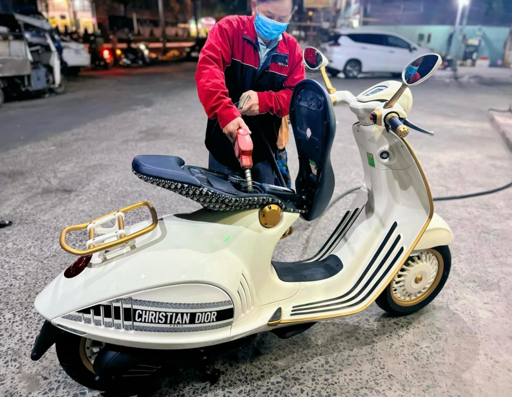 Chiếc xe tay ga Vespa 946 Christian Dior ở Cần Thơ từng được chào bán 1,25 tỷ đồng và nhanh chóng được chủ nhân siêu xe McLaren GT chốt giao dịch