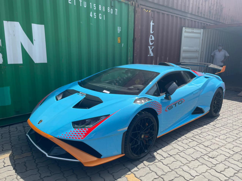 Nhiều người cho rằng đ&acirc;y l&agrave; si&ecirc;u xe Lamborghini Huracan STO thứ 2 về dải đất h&igrave;nh chữ S 