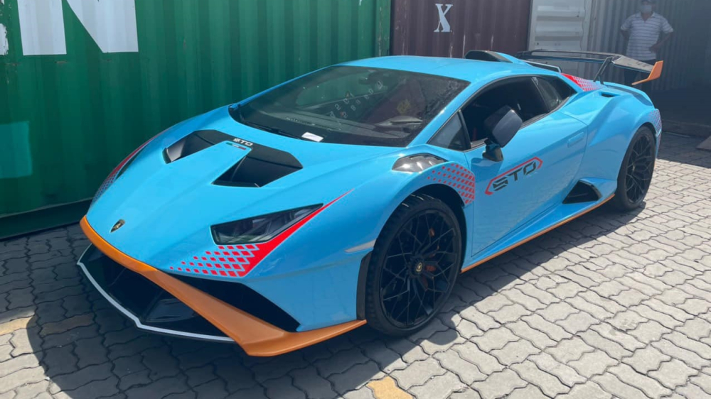 Lamborghini Huracan STO đầu tiên về nước có màu xanh Blu Laufey