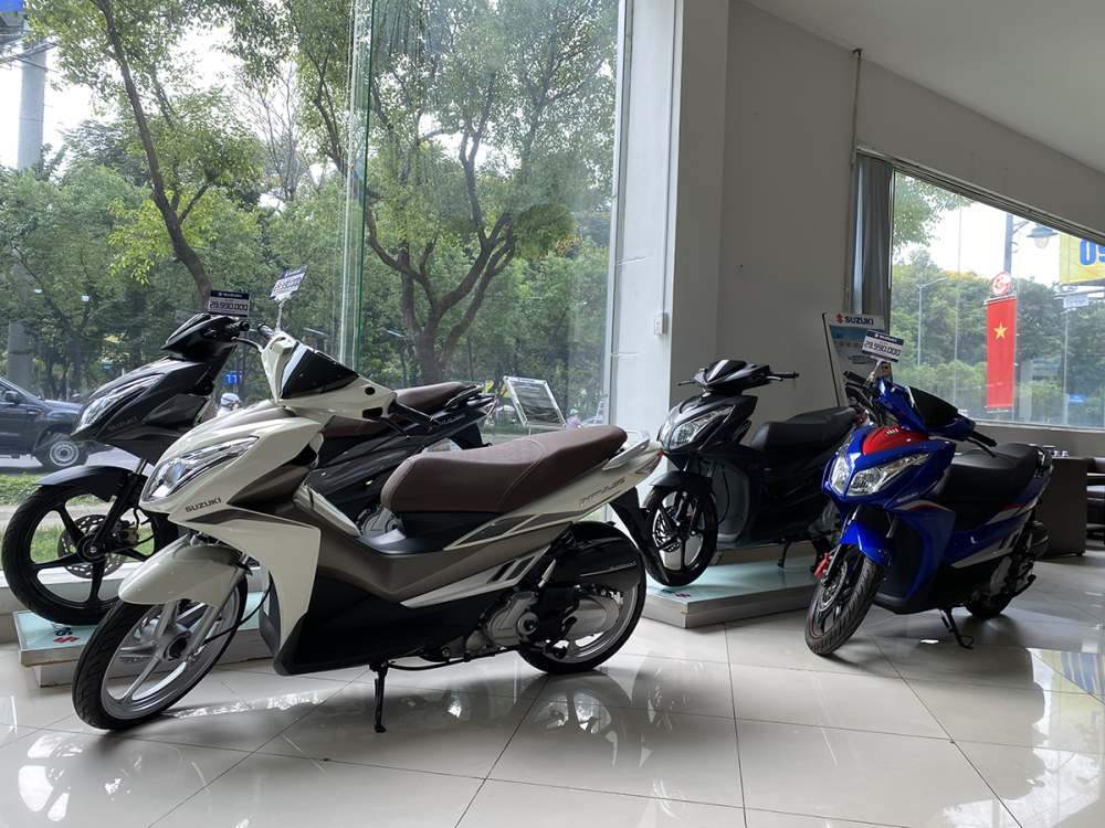 Suzuki Impulse l&agrave; d&ograve;ng xe tay ga đa dụng với b&aacute;nh lớn, nhiều hộc để đồ.