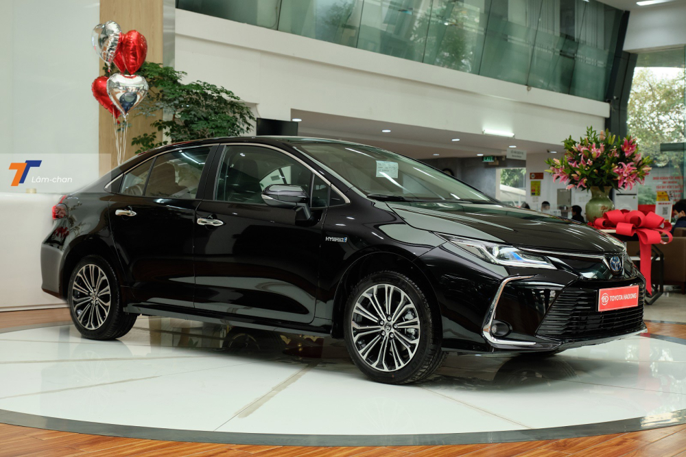 Toyota Corolla Altis 1.8HEV 2022 đang l&agrave; mẫu xe Hybrid duy nhất tại Việt Nam c&oacute; gi&aacute; b&aacute;n dưới 900 triệu đồng.