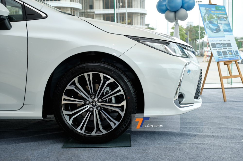 Hai bản 1.8V v&agrave; 1.8HEV của Toyota Corolla Altis 2022 đều được trang bị m&acirc;m hợp kim 17 inch c&oacute; thiết kế giống nhau.