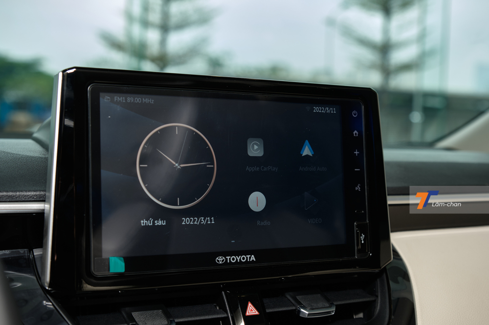 Bản 1.8G ti&ecirc;u chuẩn vẫn được trang bị m&agrave;n h&igrave;nh cảm ứng 9 inch nhưng kết nối Apple CarPlay/Android Auto phải th&ocirc;ng qua d&acirc;y cắm.