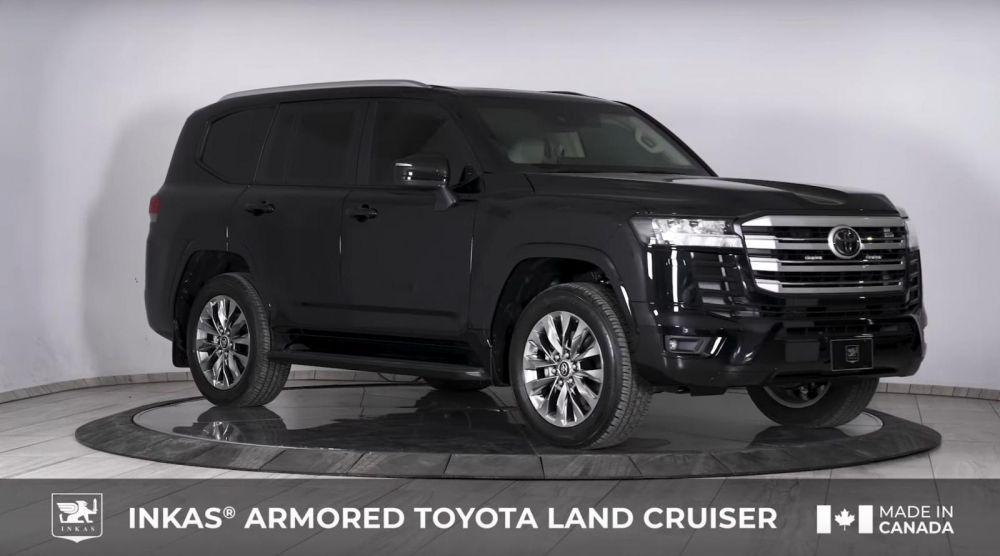 Phía trước của Toyota Land Cruiser 2022 bọc giáp bởi Inkas