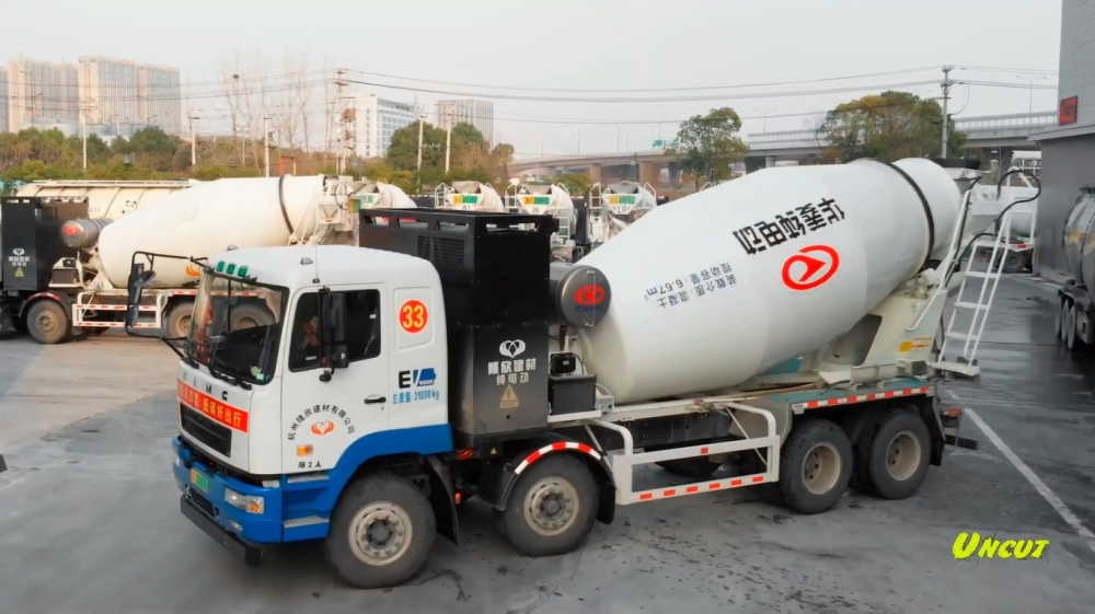 Pin 280 kWh được đặt ngay sau cabin của xe trộn b&ecirc; t&ocirc;ng