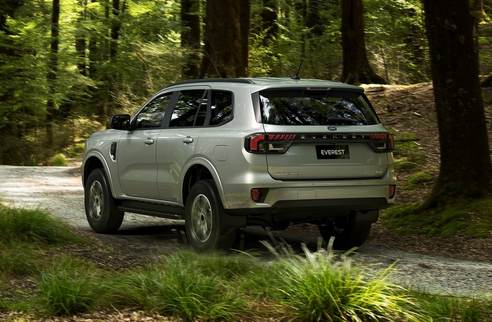 Thiết kế ph&iacute;a sau của Ford Everest 2022 cũng được l&agrave;m mới