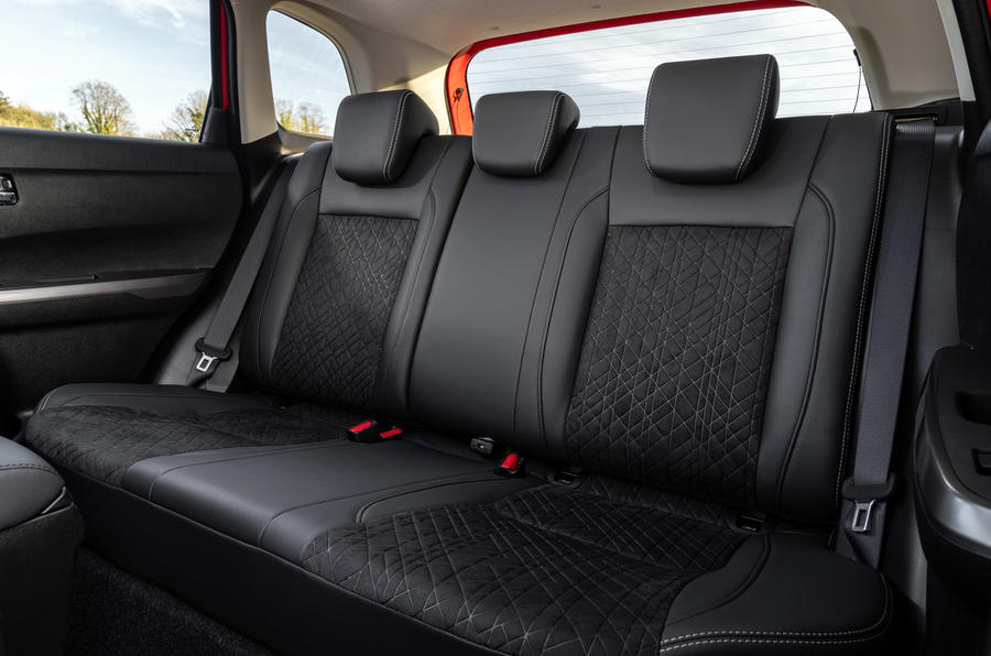 Hàng ghế sau của Suzuki Vitara Hybrid 2022