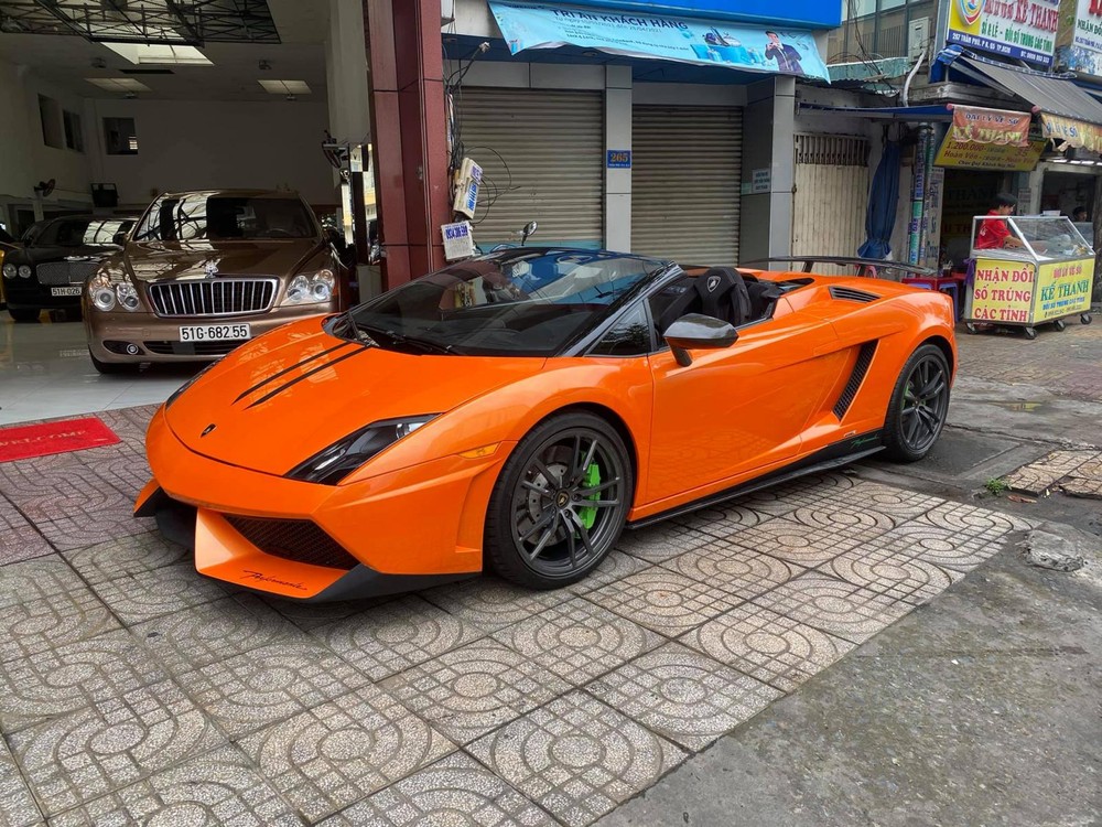 Xe sau đ&oacute; được d&aacute;n bộ &aacute;o m&agrave;u cam