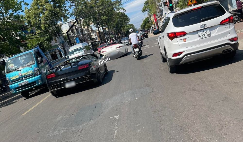 Đ&acirc;y l&agrave; 1 trong 2 xe Lamborghini Gallardo LP570-4 Spyder Performante đang c&oacute; mặt tại dải đất h&igrave;nh chữ S