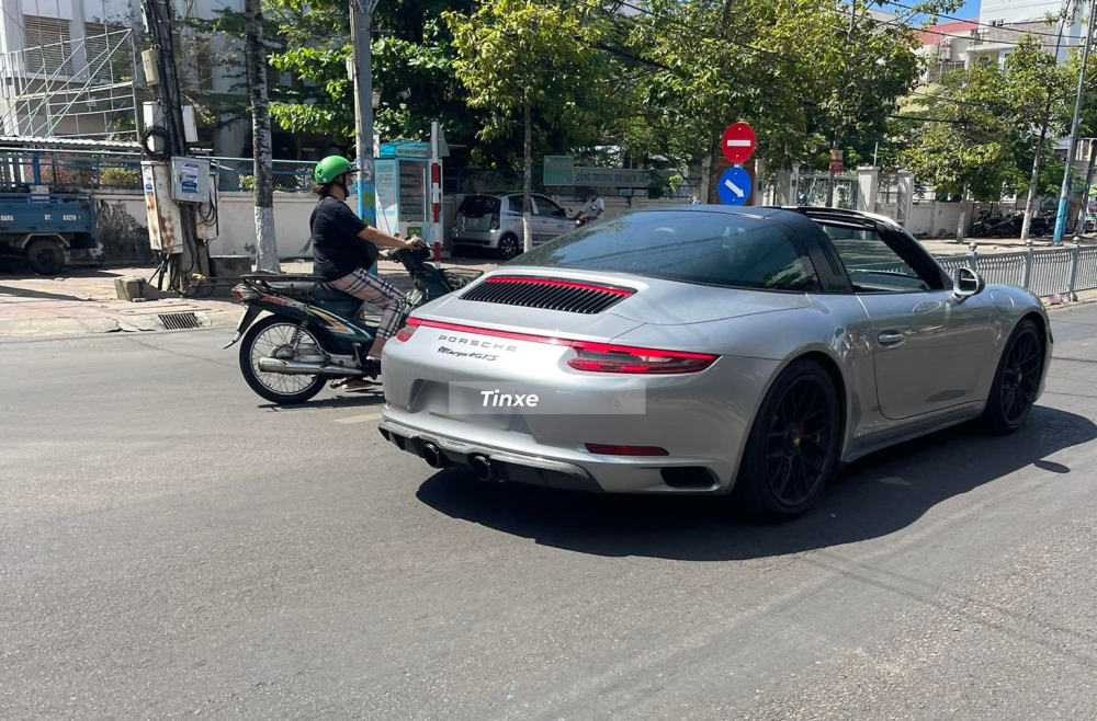 Chiếc Porsche 911 Targa 4 GTS n&agrave;y đ&atilde; chuyển t&ocirc;ng m&agrave;u bạc