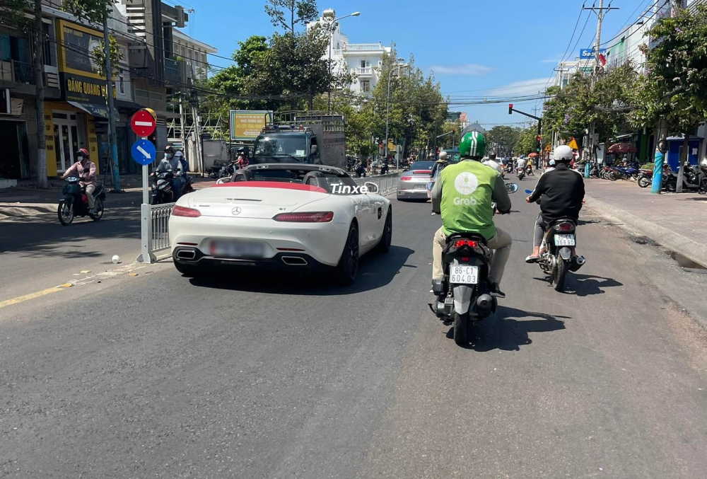 Porsche 911 Targa 4 GTS v&agrave; chạy ph&iacute;a sau l&agrave; Mercedes-AMG GT Roadster