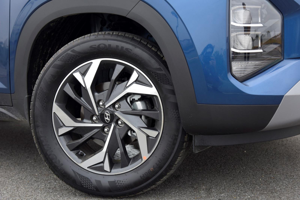 M&acirc;m hợp kim 17 inch của xe c&oacute; thiết kế kh&aacute; thể thao.