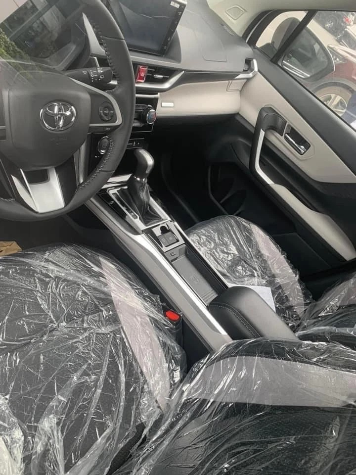 Ảnh chụp nội thất bản Top của Toyota Veloz Cross 2022 cho thấy xe sẽ được trang bị phanh tay điện tử cùng sạc điện thoại không dây chuẩn Qi.
