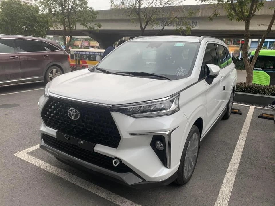 Toyota Veloz Cross 2022 tiếp tục được hé lộ thêm hình ảnh tại đại lý.