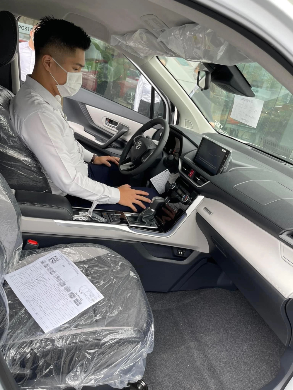 Màn hình giải trí 9 inch cùng hộp cảm biến cho thấy chiếc xe được chụp hình chính là phiên bản Top cao cấp nhất.