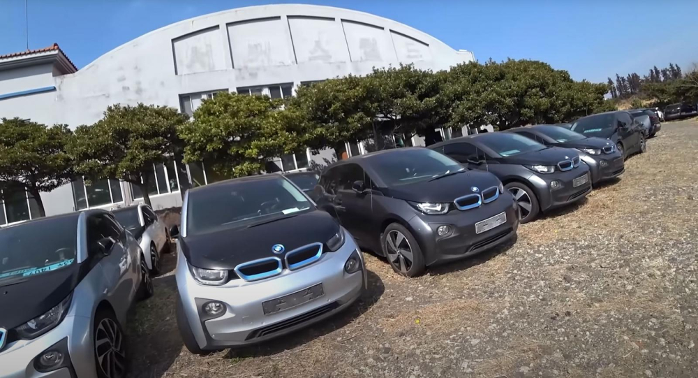 Những chiếc BMW i3 này bị vứt bỏ gần khu dân cư