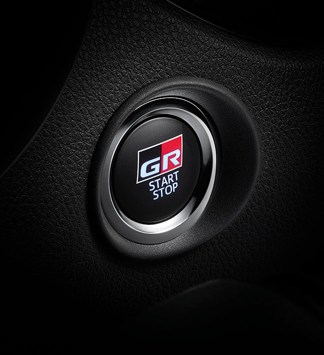 Logo GR trên nút bấm khởi động máy của Toyota C-HR GR Sport 2022