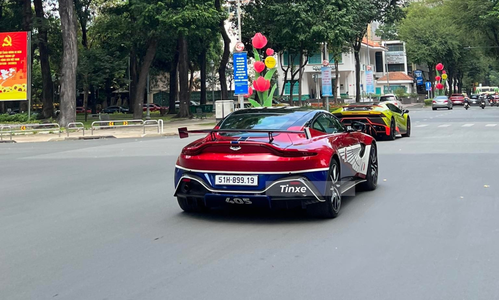 Minh Nhựa vẫn dạo phố c&ugrave;ng Aston Martin V8 Vantage sau khi vợ 2 n&oacute;ng bỏng đ&atilde; về Việt Nam