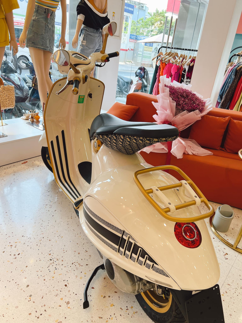 Cận cảnh xe Vespa 946 Christian Dior đang làm mưa làm gió tại Việt Nam