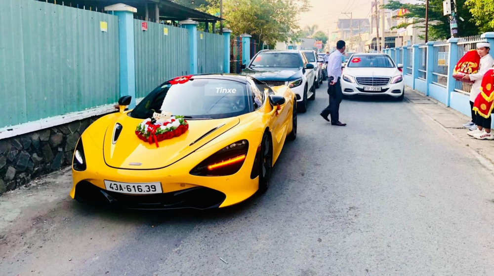McLaren 720S Spider m&agrave;u v&agrave;ng độc nhất tại Việt Nam l&agrave;m xe hoa ở huyện Long Điền
